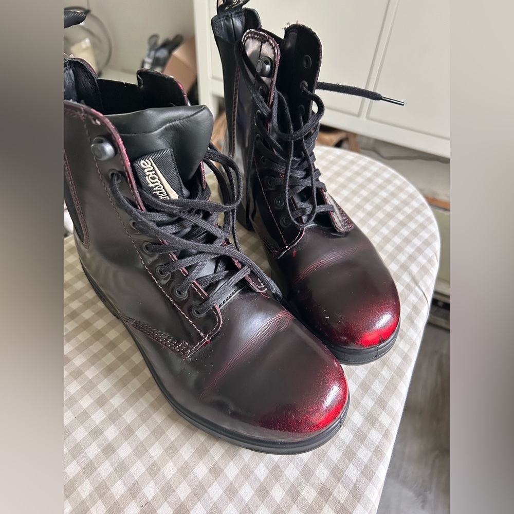 Blundstone Women's Lace Up Boots - burgundy patent leather with burnished toe - Picture 3 of 5